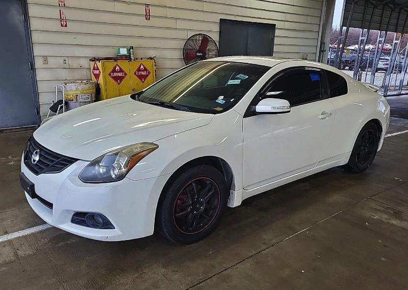 Nissan Altima 2.5 S 6M/T Coupe 2010