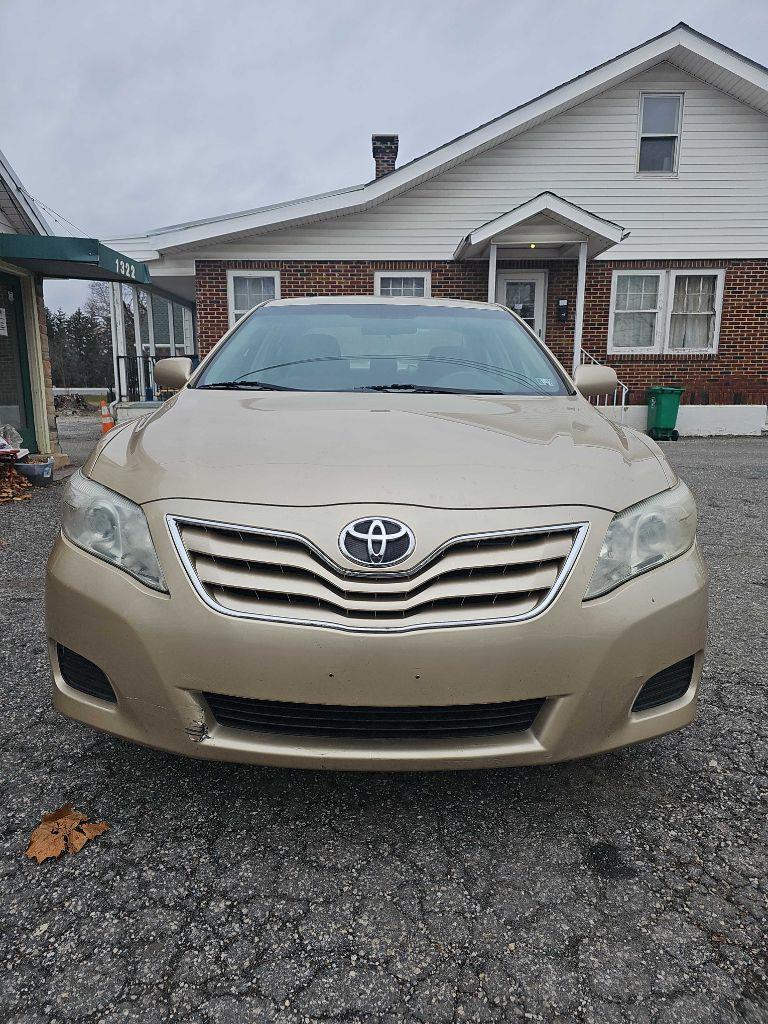 2010 Toyota Camry LE's photo