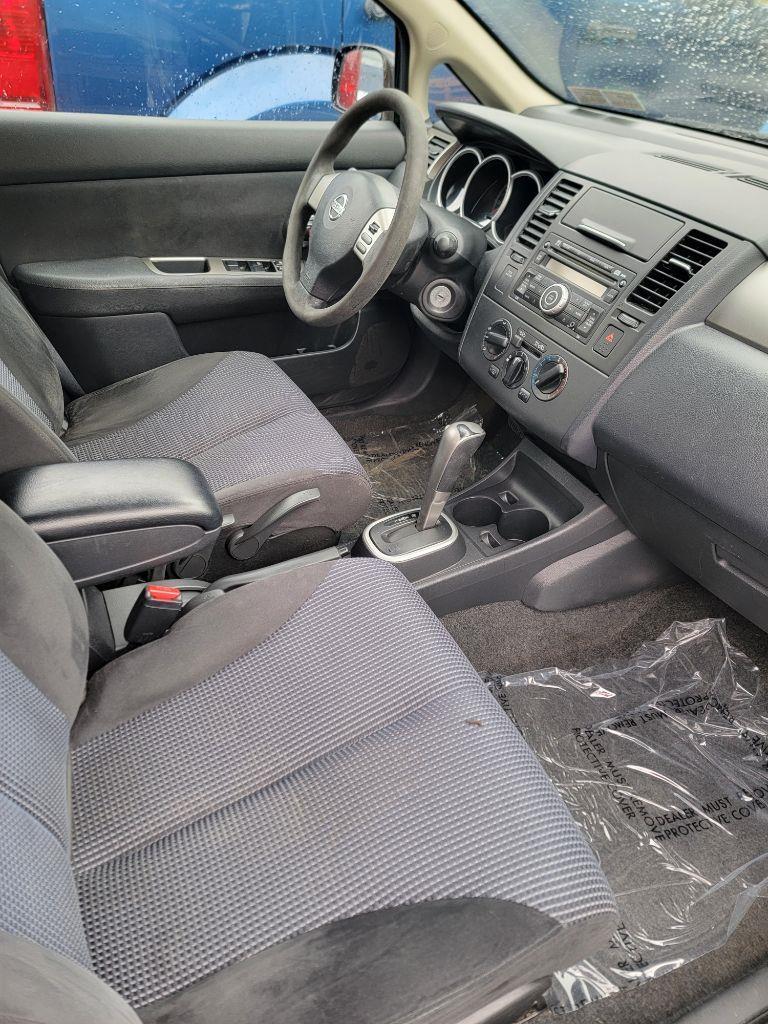 Nissan Versa 1.8 S Hatchback 2010