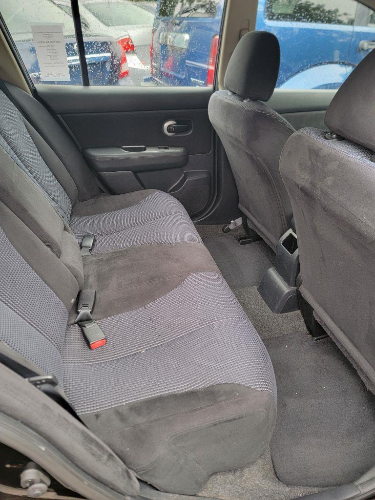 Nissan Versa 1.8 S Hatchback 2010