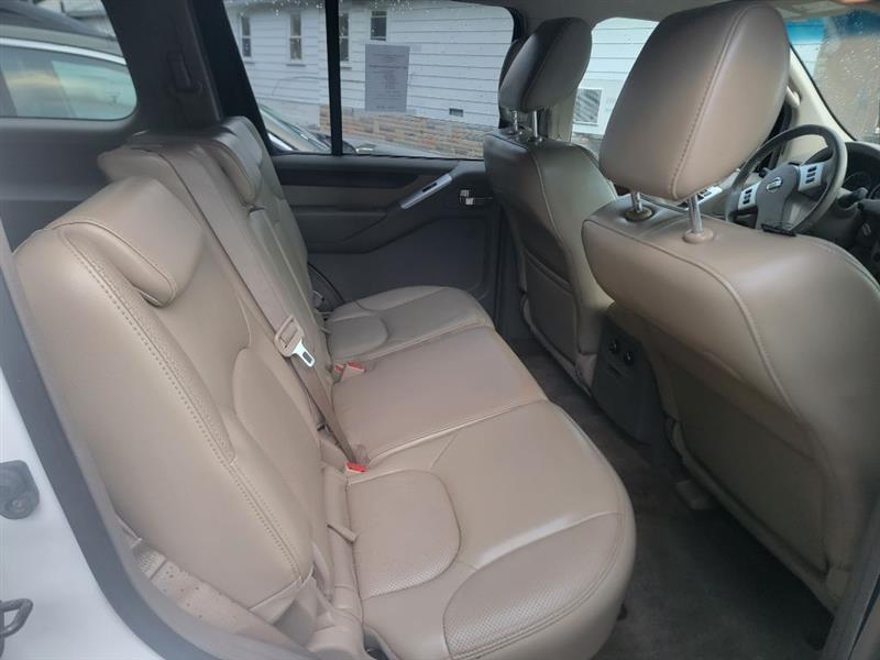 Nissan Pathfinder LE V8 4WD 2011