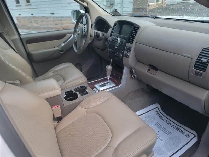 Nissan Pathfinder LE V8 4WD 2011