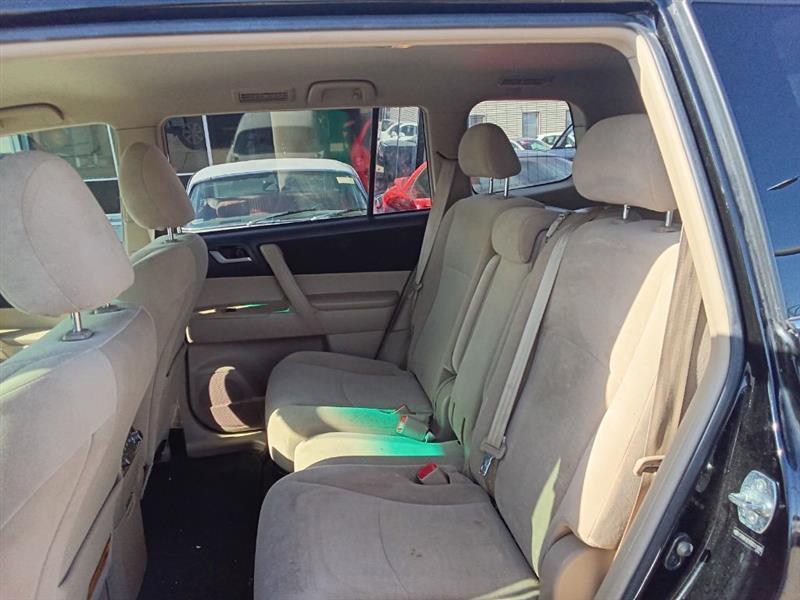 Toyota Highlander Base 4WD 2013