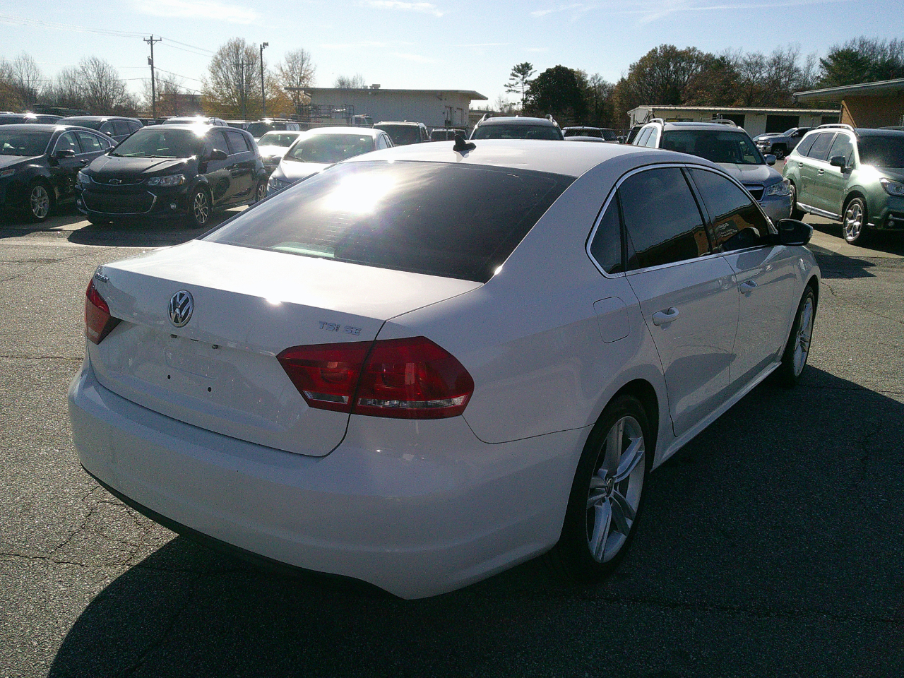 Volkswagen Passat 4dr Sdn 1.8T Auto SE w/Sunroof & Nav 2014