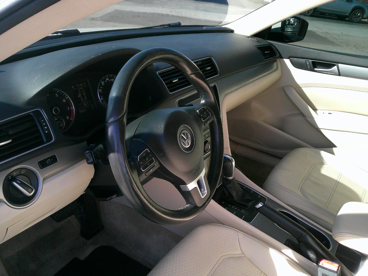 Volkswagen Passat 4dr Sdn 1.8T Auto SE w/Sunroof & Nav 2014