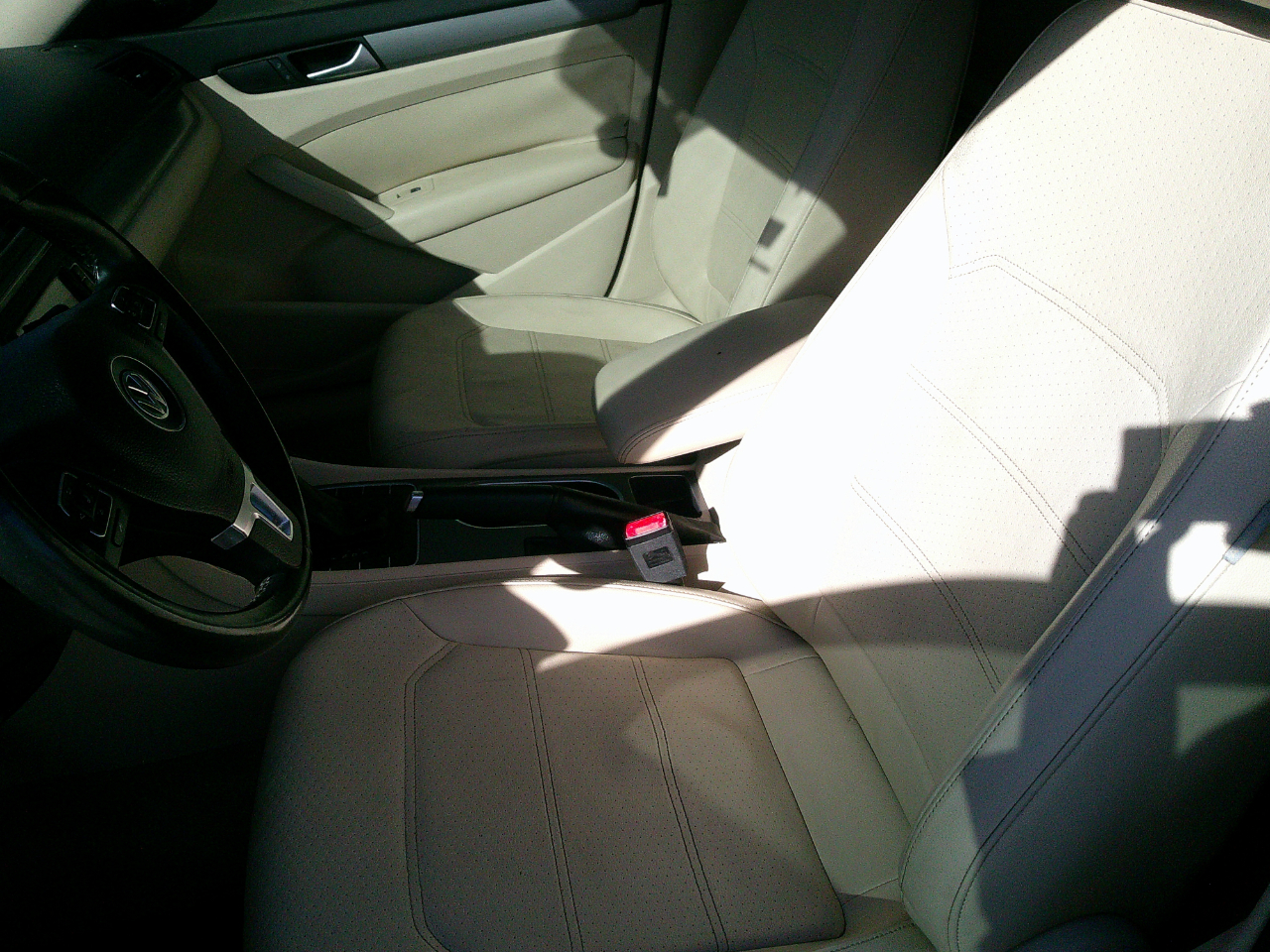 Volkswagen Passat 4dr Sdn 1.8T Auto SE w/Sunroof & Nav 2014