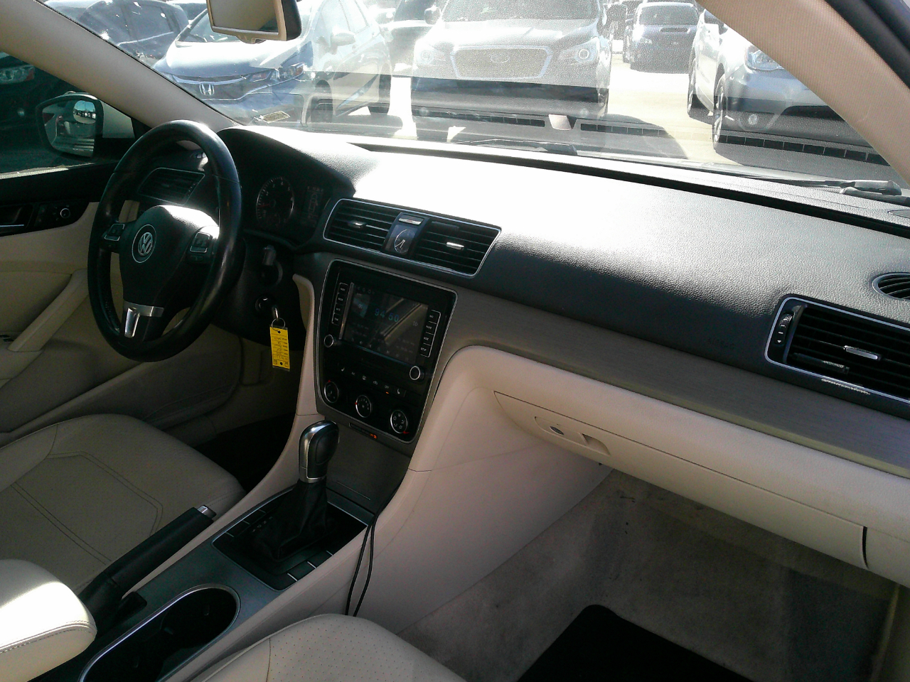 Volkswagen Passat 4dr Sdn 1.8T Auto SE w/Sunroof & Nav 2014