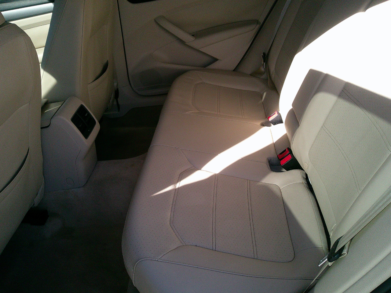 Volkswagen Passat 4dr Sdn 1.8T Auto SE w/Sunroof & Nav 2014