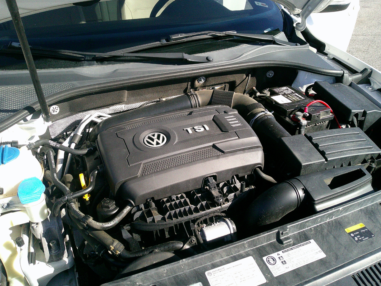 Volkswagen Passat 4dr Sdn 1.8T Auto SE w/Sunroof & Nav 2014