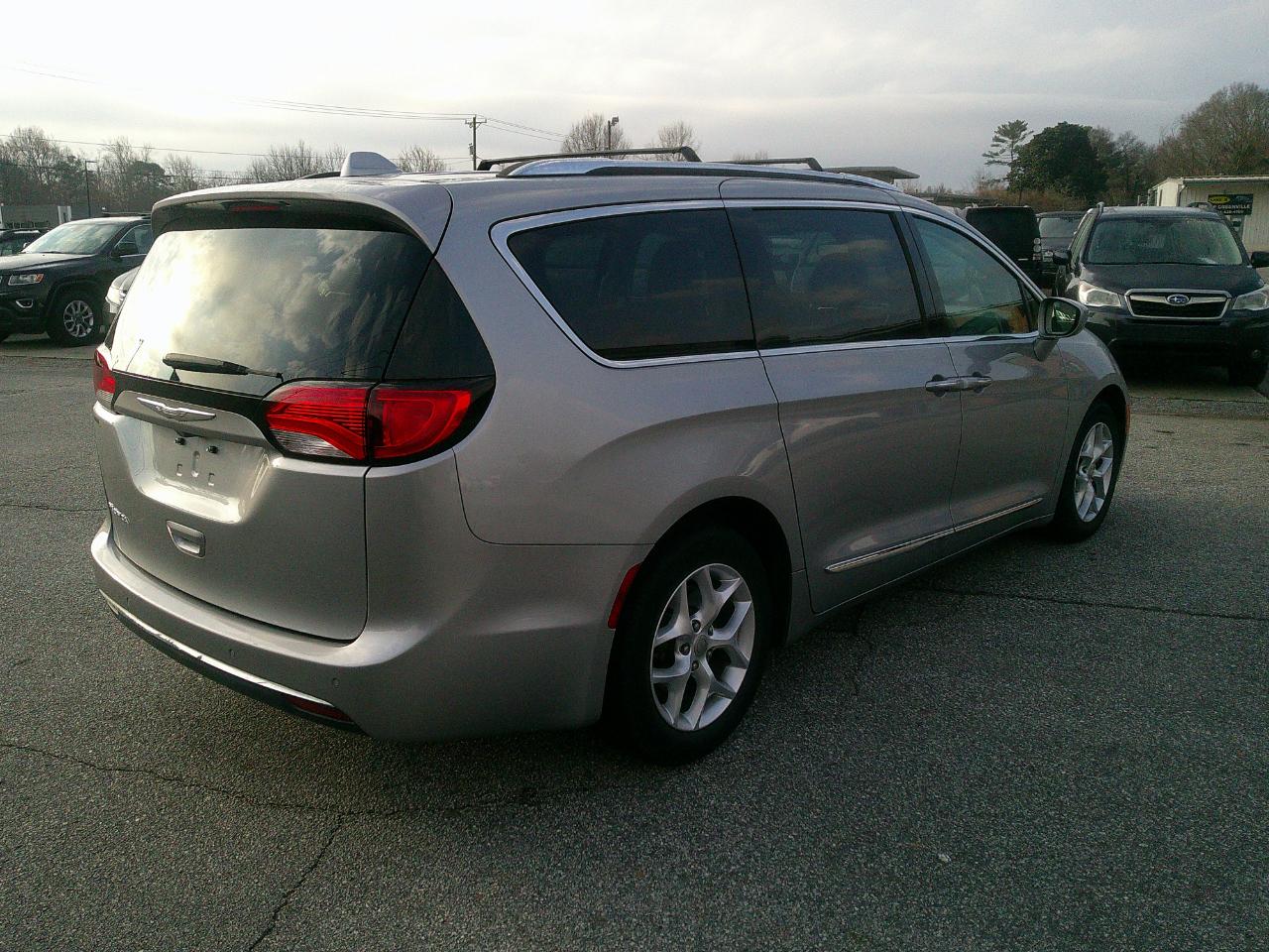 Chrysler Pacifica Touring-L Plus FWD 2017