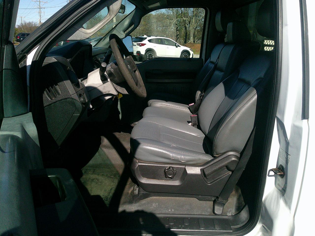 Ford Super Duty F-350 DRW 2WD Reg Cab 141" WB 60" CA XLT 2011