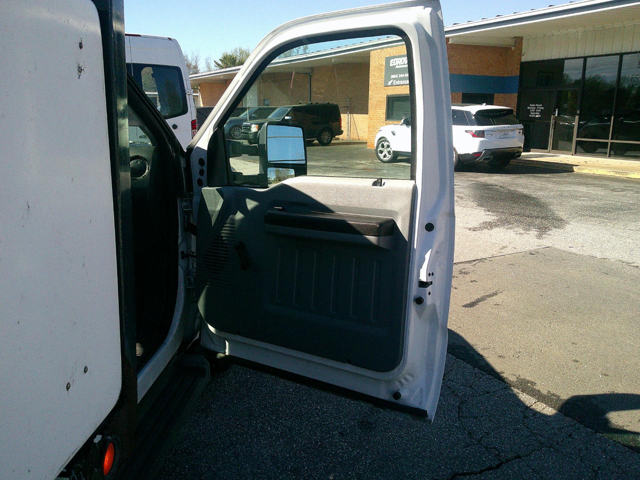 Ford Super Duty F-350 DRW 2WD Reg Cab 141" WB 60" CA XLT 2011