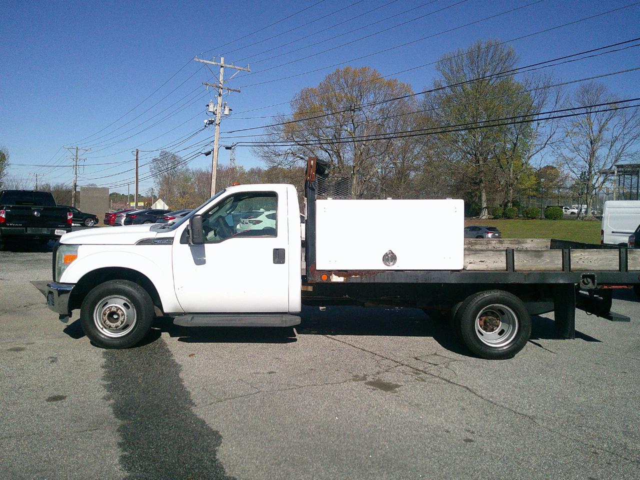 Ford Super Duty F-350 DRW 2WD Reg Cab 141" WB 60" CA XLT 2011