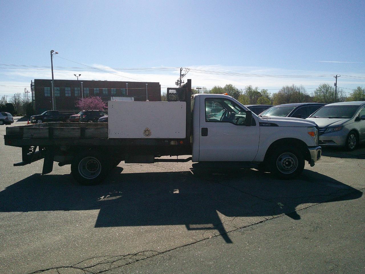 Ford Super Duty F-350 DRW 2WD Reg Cab 141" WB 60" CA XLT 2011