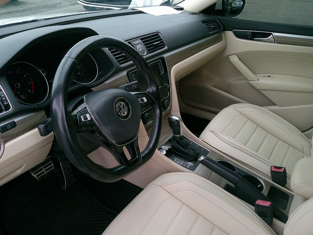 Volkswagen Passat 1.8T SEL Premium Auto 2017
