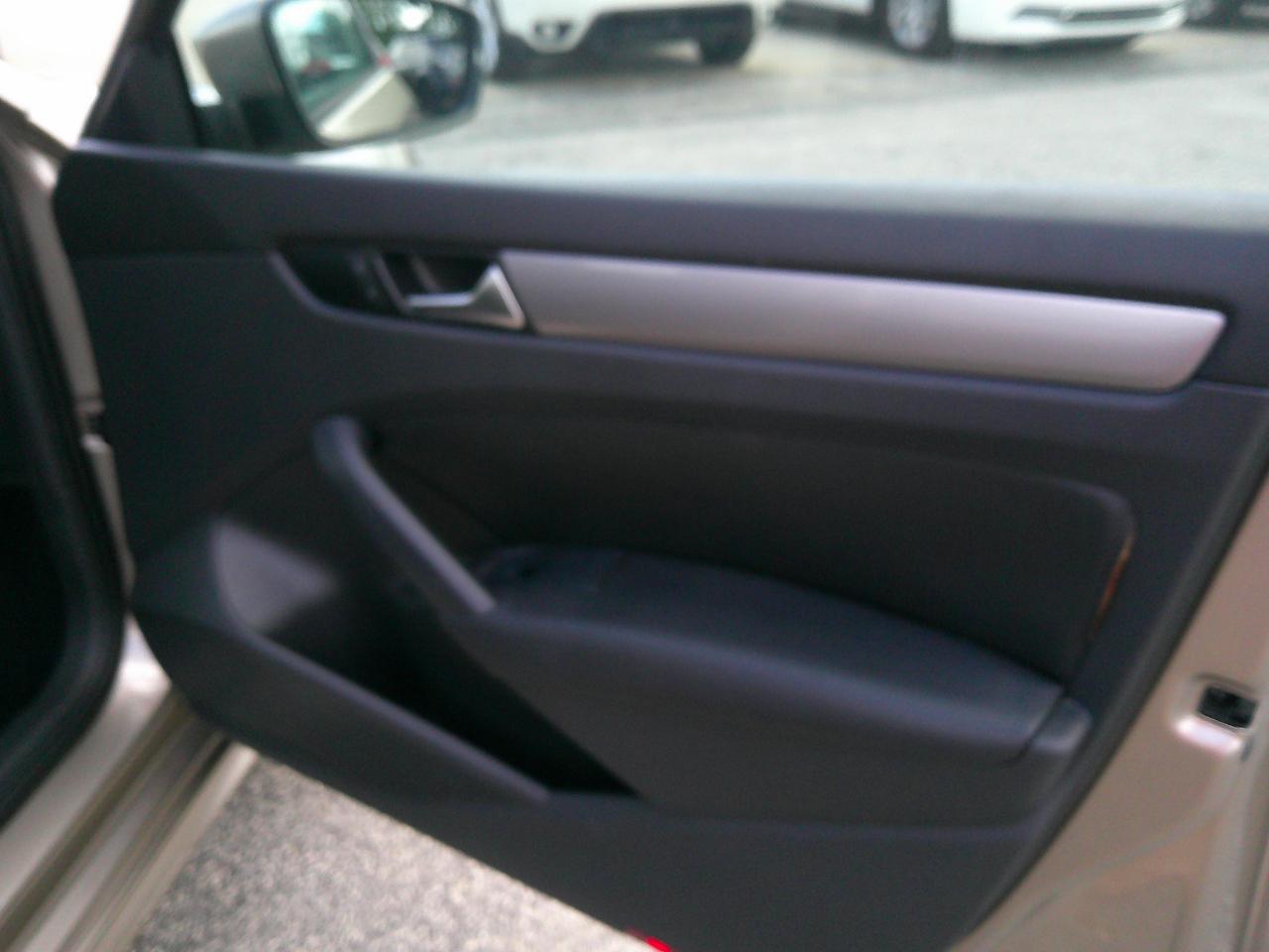 Volkswagen Passat 4dr Sdn 1.8T Auto S 2015
