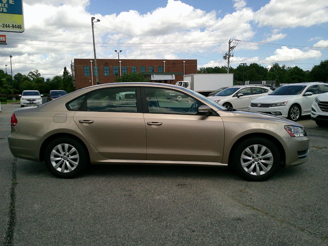 Volkswagen Passat 4dr Sdn 1.8T Auto S 2015