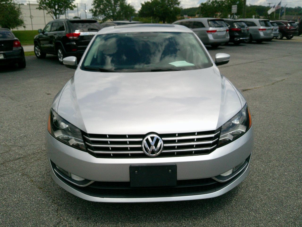 Volkswagen Passat 4dr Sdn 3.6L V6 DSG SE w/Sunroof 2013