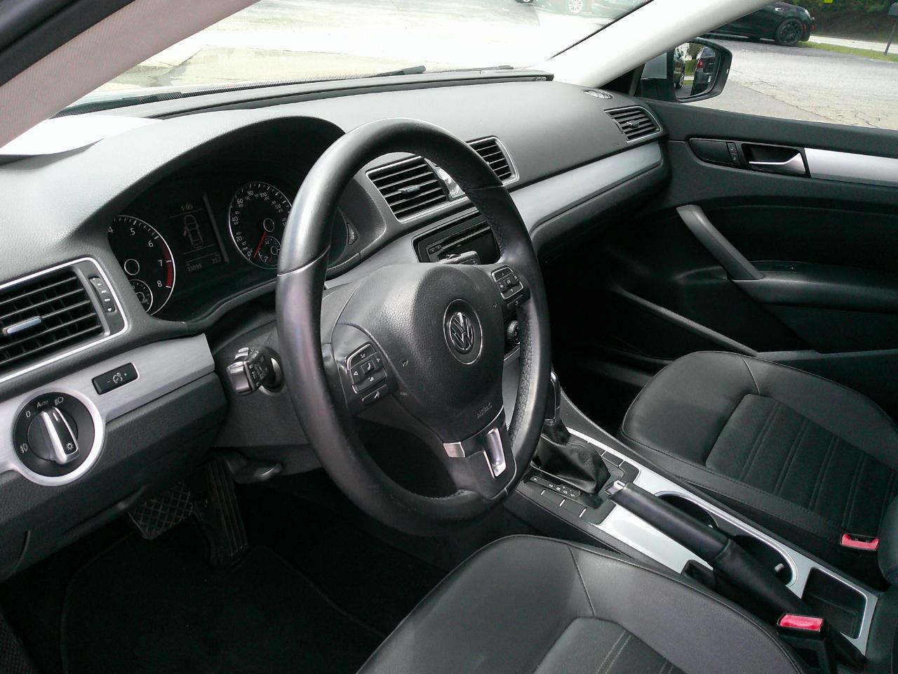 Volkswagen Passat 4dr Sdn 3.6L V6 DSG SE w/Sunroof 2013