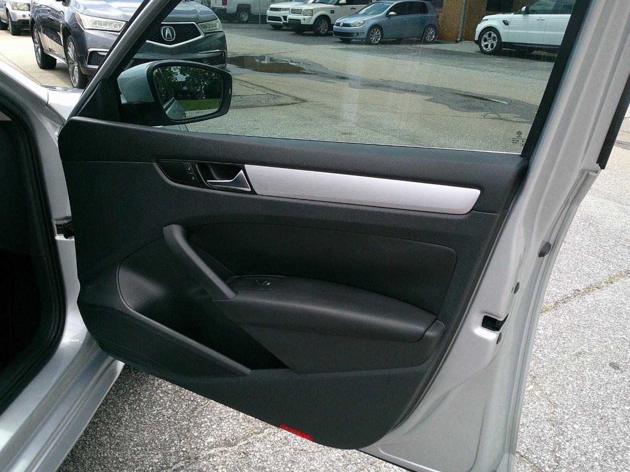Volkswagen Passat 4dr Sdn 3.6L V6 DSG SE w/Sunroof 2013