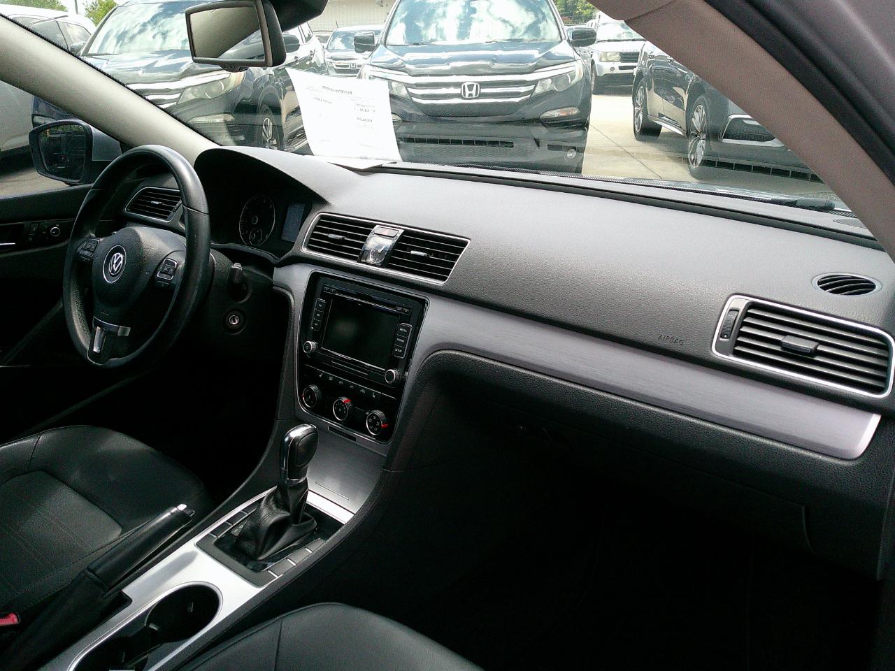 Volkswagen Passat 4dr Sdn 3.6L V6 DSG SE w/Sunroof 2013