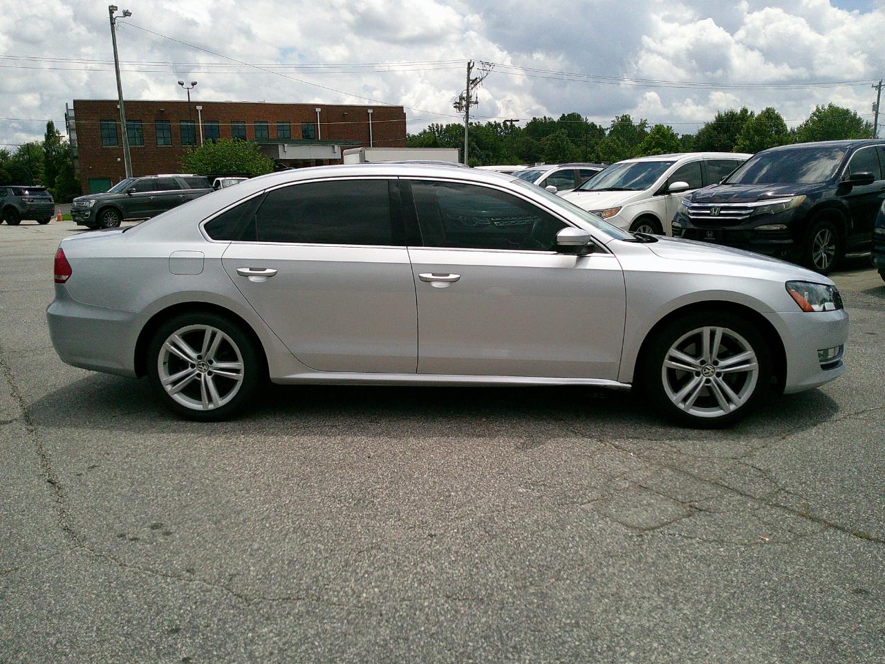 Volkswagen Passat 4dr Sdn 3.6L V6 DSG SE w/Sunroof 2013
