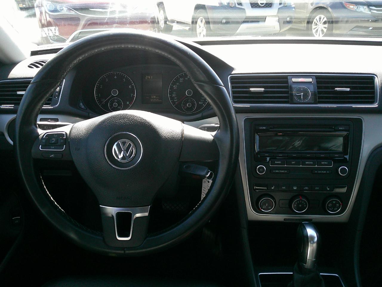 Volkswagen Passat 4dr Sdn 1.8T Auto Wolfsburg Ed 2014