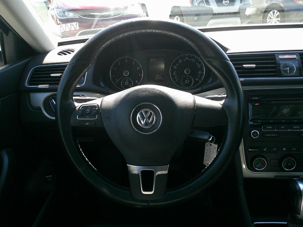 Volkswagen Passat 4dr Sdn 1.8T Auto Wolfsburg Ed 2014