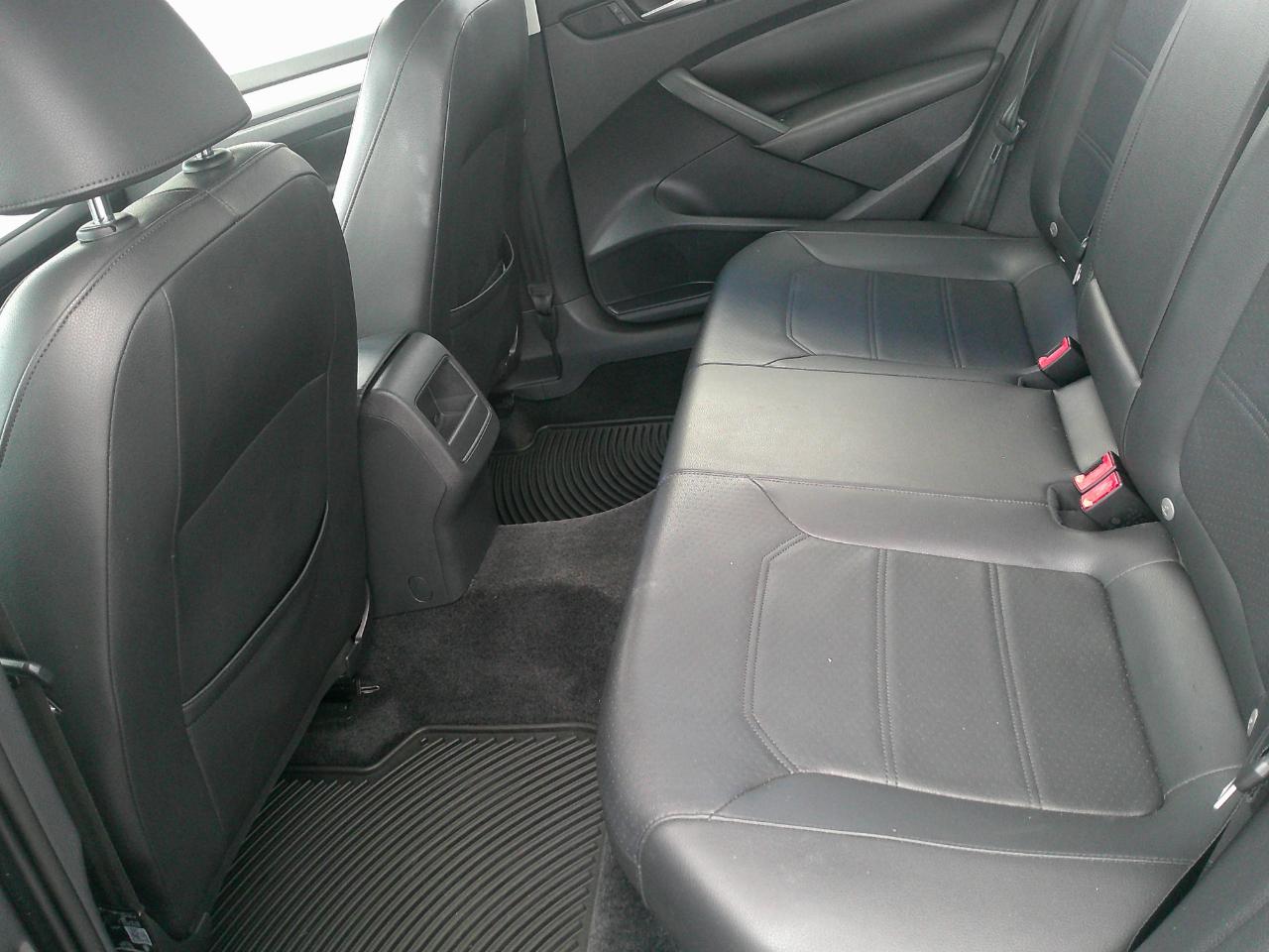 Volkswagen Passat 4dr Sdn 1.8T Auto Limited Edition 2015