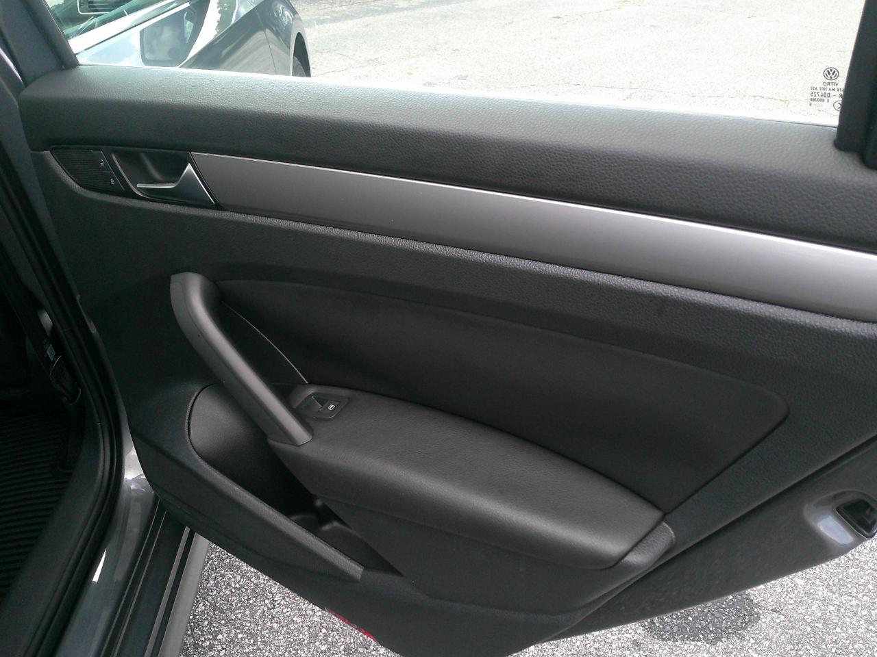 Volkswagen Passat 4dr Sdn 1.8T Auto Limited Edition 2015