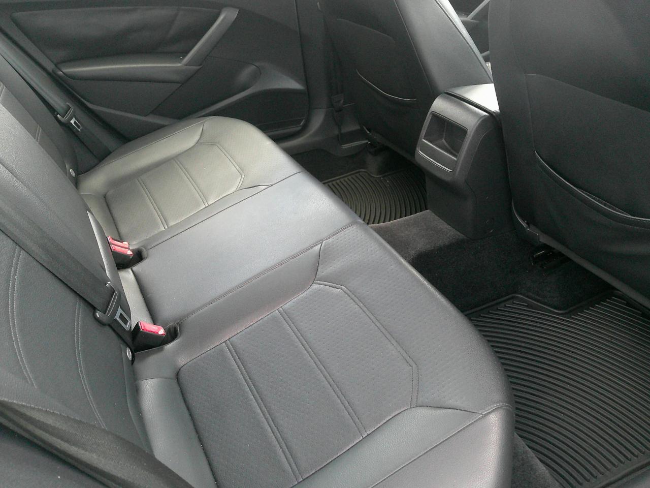 Volkswagen Passat 4dr Sdn 1.8T Auto Limited Edition 2015
