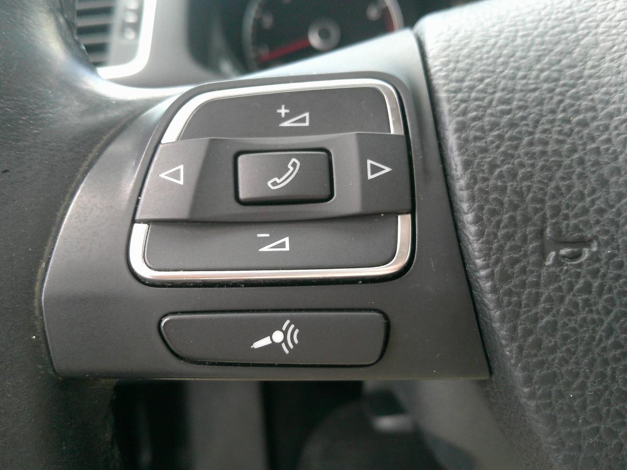 Volkswagen Passat 4dr Sdn 1.8T Auto Limited Edition 2015