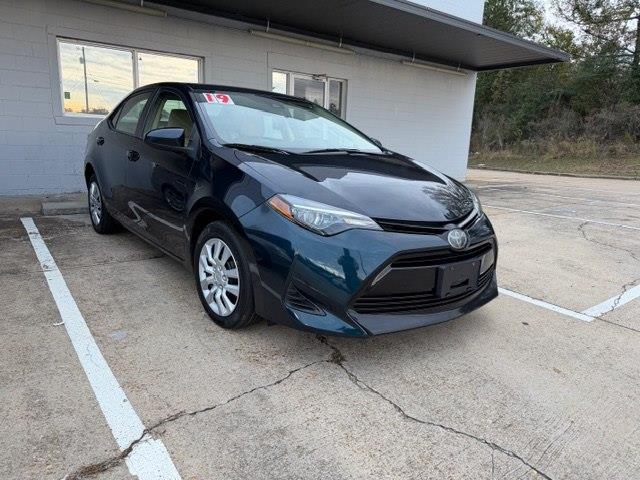 2019 Toyota Corolla LE's photo