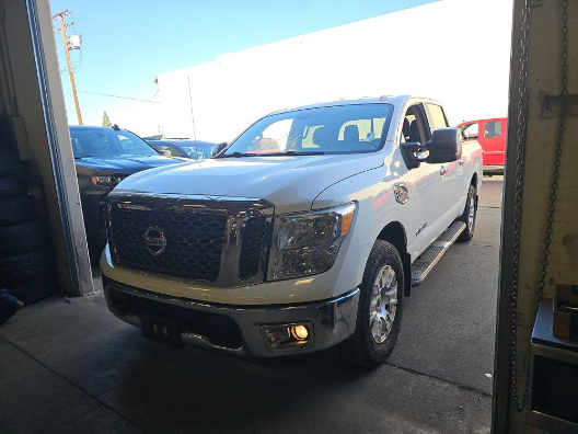 Nissan Titan 4x4 Crew Cab SV 2017