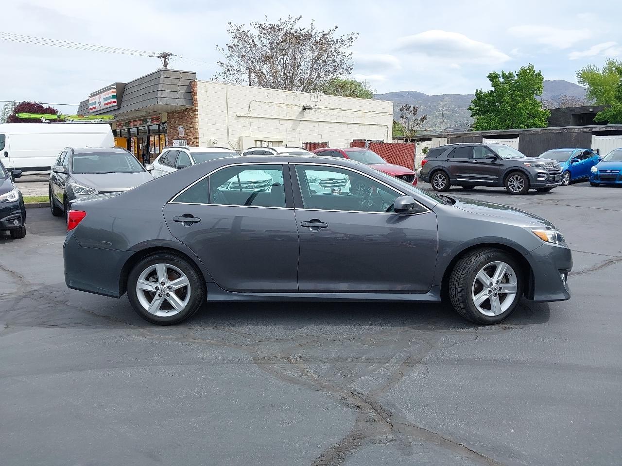 Toyota Camry 4dr Sdn I4 Auto SE (Natl) 2013