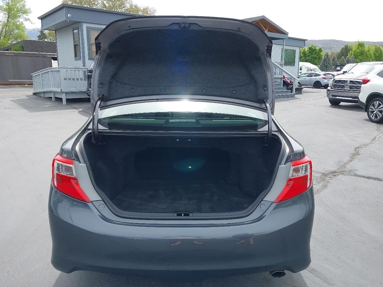 Toyota Camry 4dr Sdn I4 Auto SE (Natl) 2013