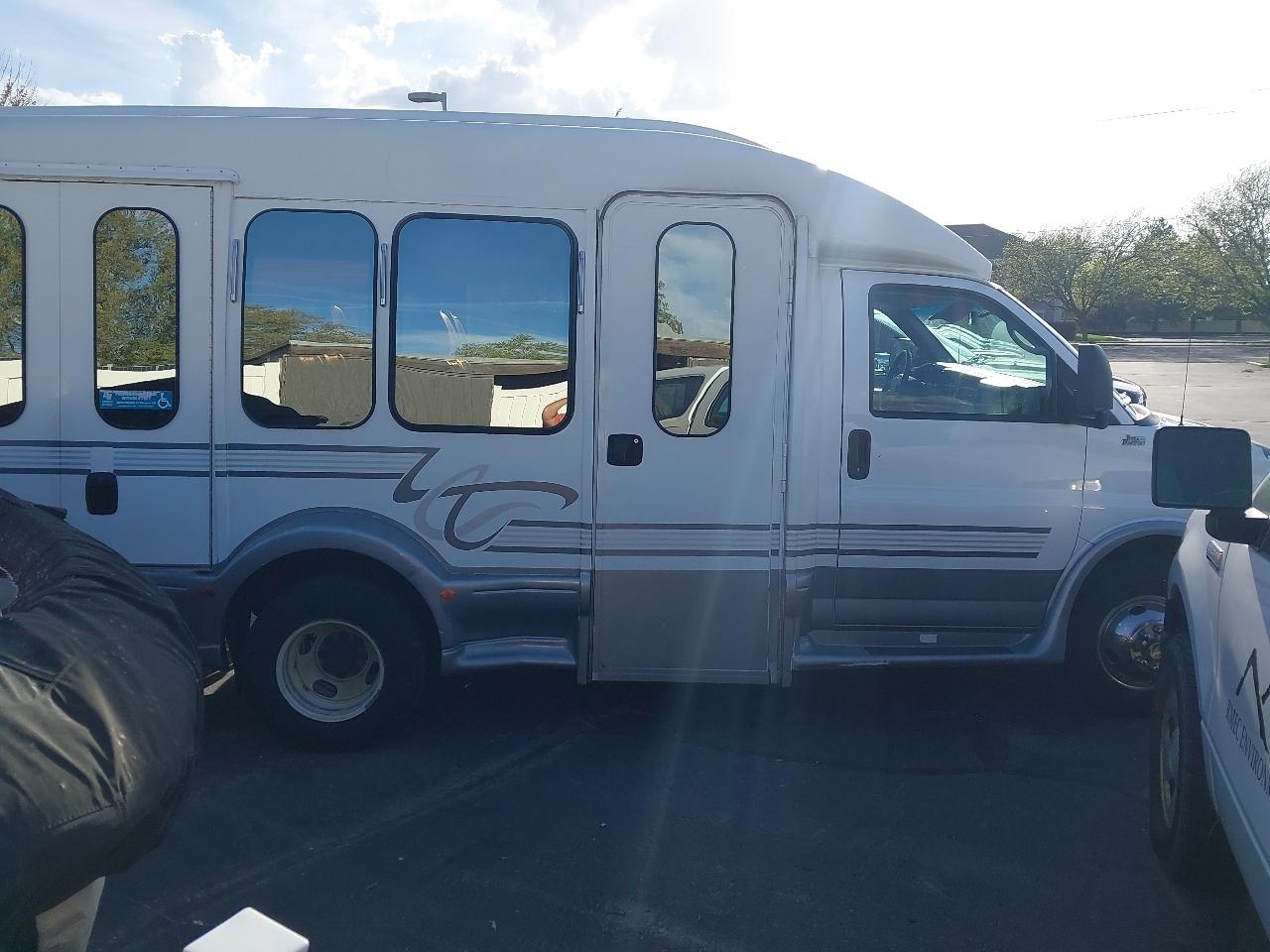 Chevrolet Express Commercial Cutaway 139" WB C7L DRW 2006