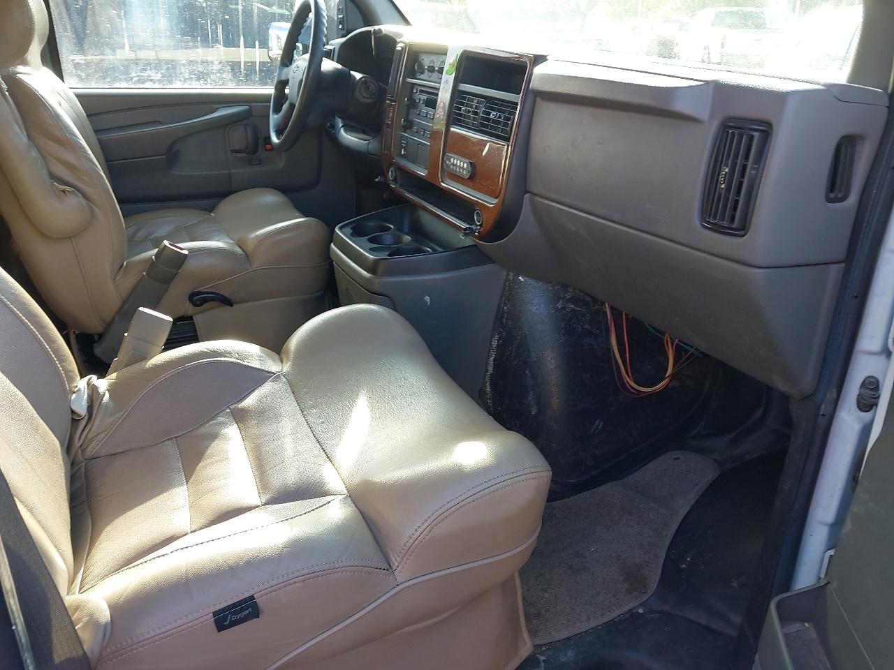 Chevrolet Express Commercial Cutaway 139" WB C7L DRW 2006