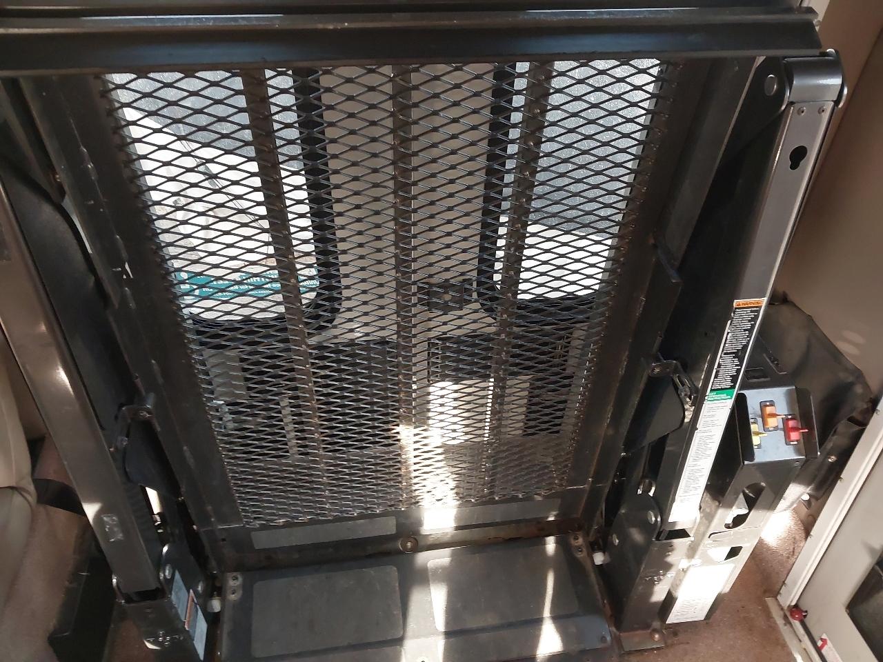 Chevrolet Express Commercial Cutaway 139" WB C7L DRW 2006