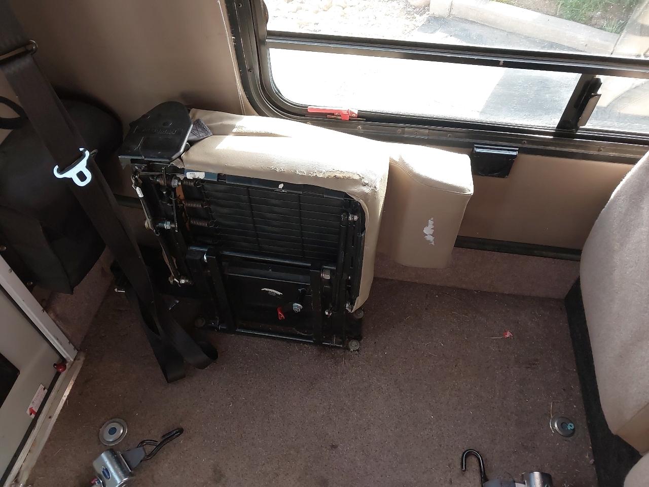 Chevrolet Express Commercial Cutaway 139" WB C7L DRW 2006