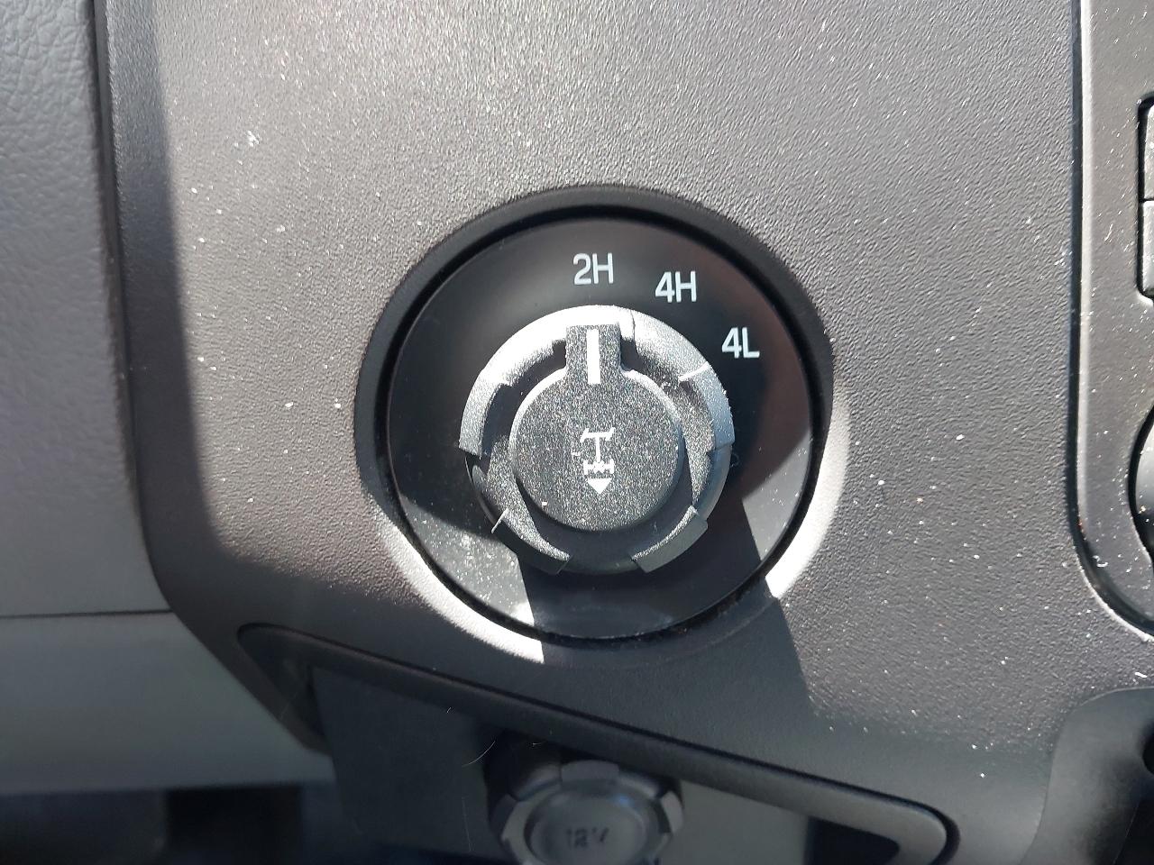 Ford Super Duty F-250 SRW 4WD Reg Cab 137" XLT 2012