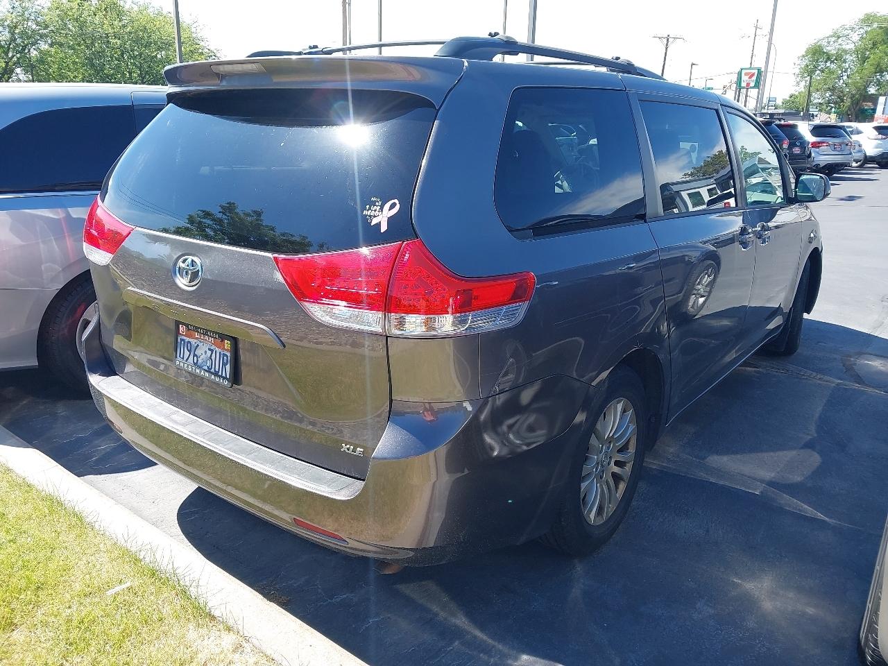 Toyota Sienna 5dr 7-Pass Van V6 XLE AAS FWD (Natl) 2013