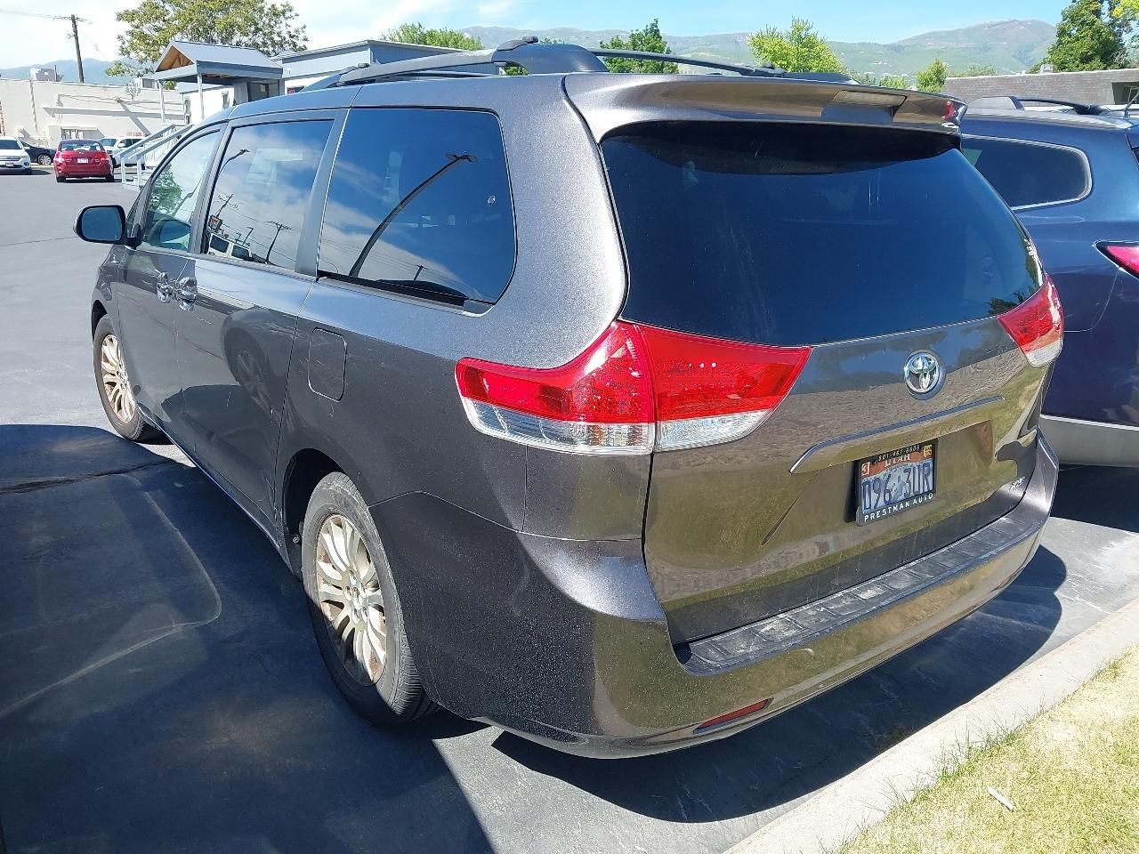 Toyota Sienna 5dr 7-Pass Van V6 XLE AAS FWD (Natl) 2013