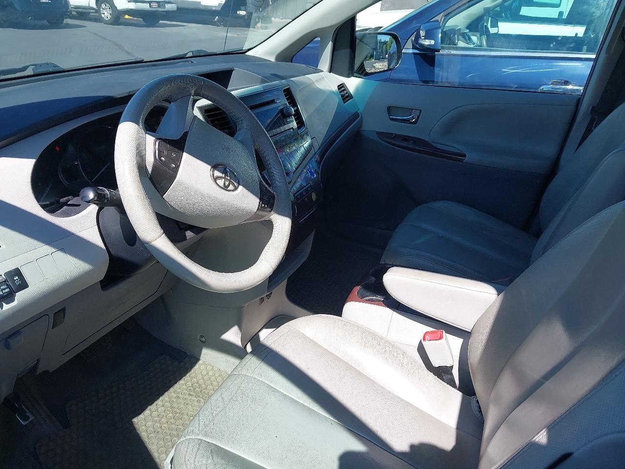 Toyota Sienna 5dr 7-Pass Van V6 XLE AAS FWD (Natl) 2013