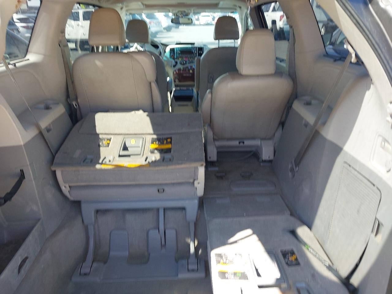 Toyota Sienna 5dr 7-Pass Van V6 XLE AAS FWD (Natl) 2013