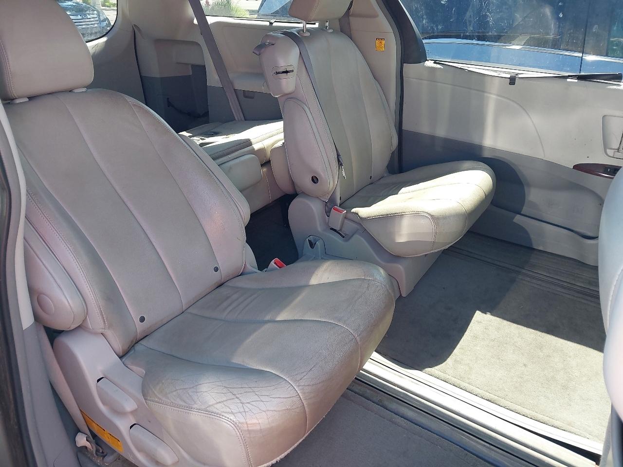 Toyota Sienna 5dr 7-Pass Van V6 XLE AAS FWD (Natl) 2013
