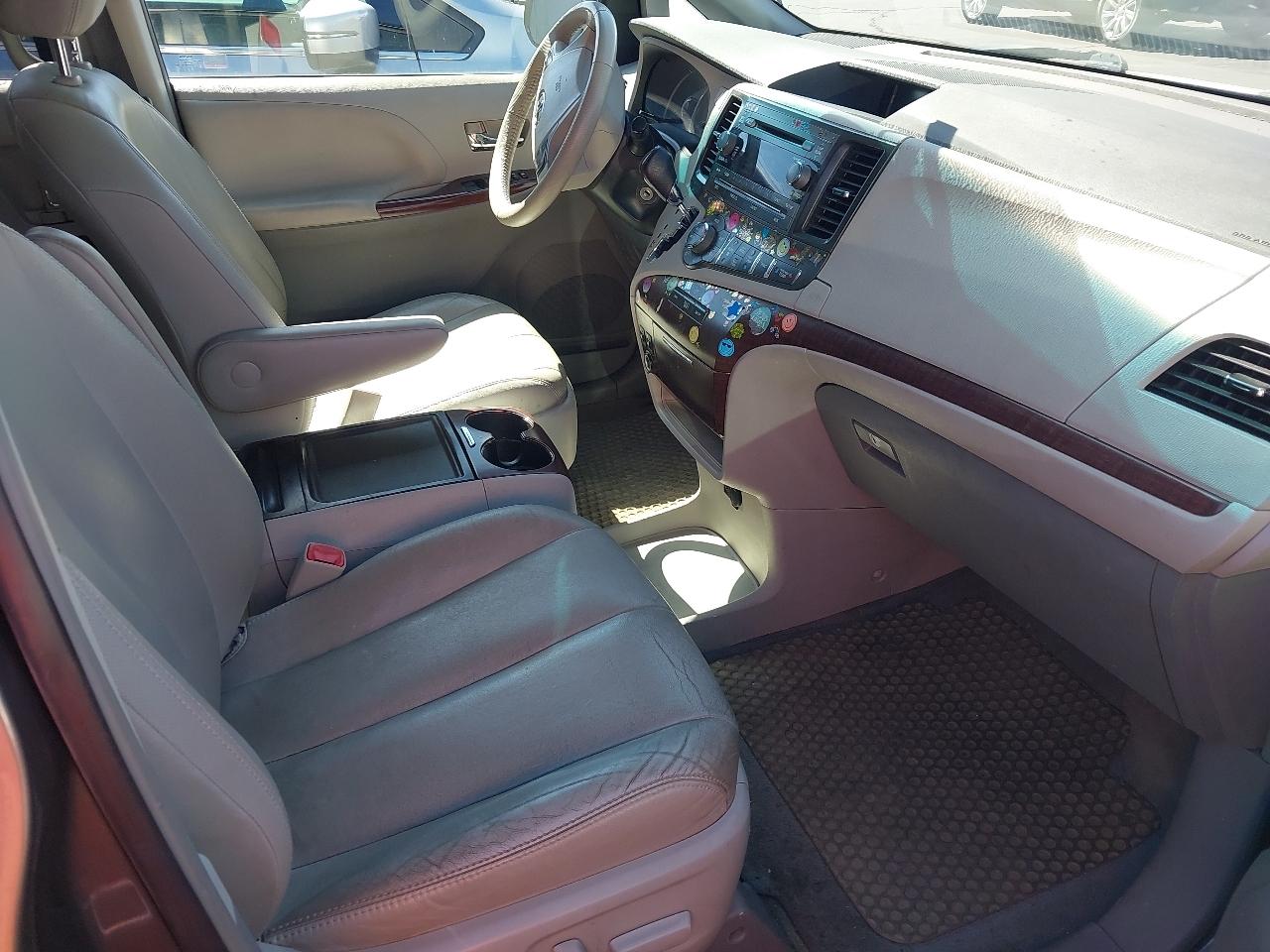 Toyota Sienna 5dr 7-Pass Van V6 XLE AAS FWD (Natl) 2013
