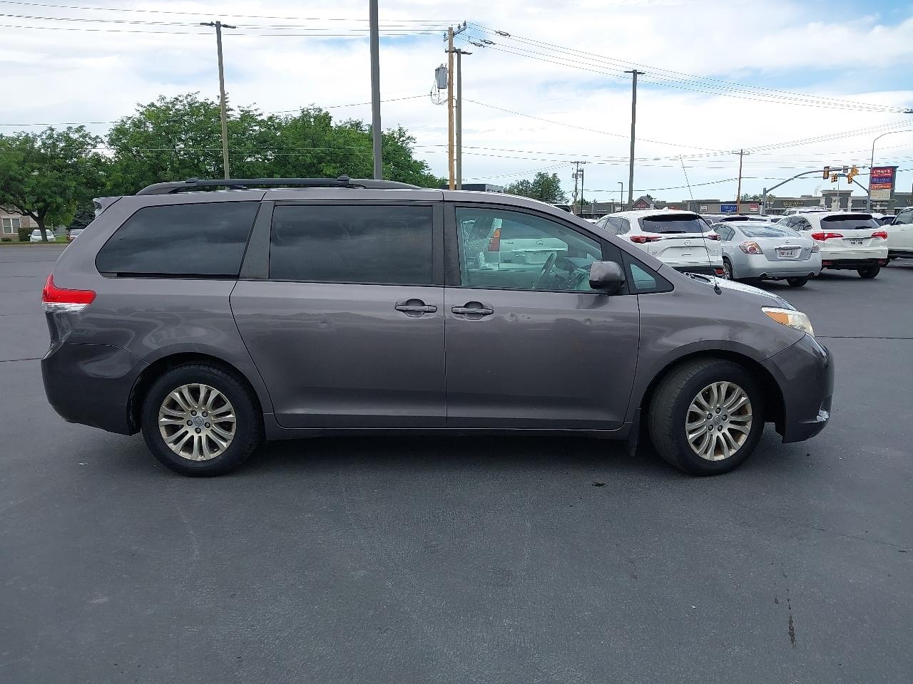 Toyota Sienna 5dr 7-Pass Van V6 XLE AAS FWD (Natl) 2013