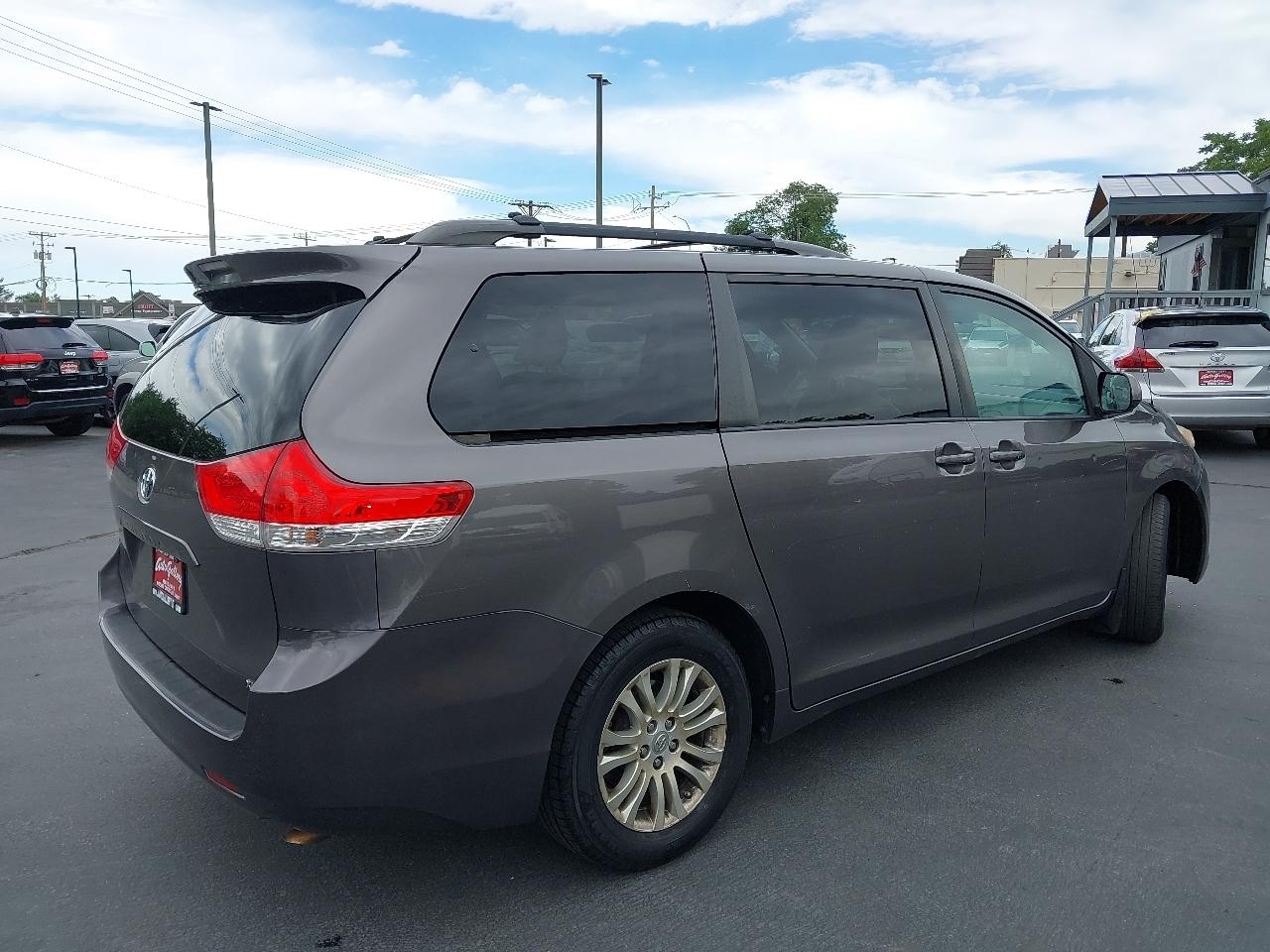 Toyota Sienna 5dr 7-Pass Van V6 XLE AAS FWD (Natl) 2013