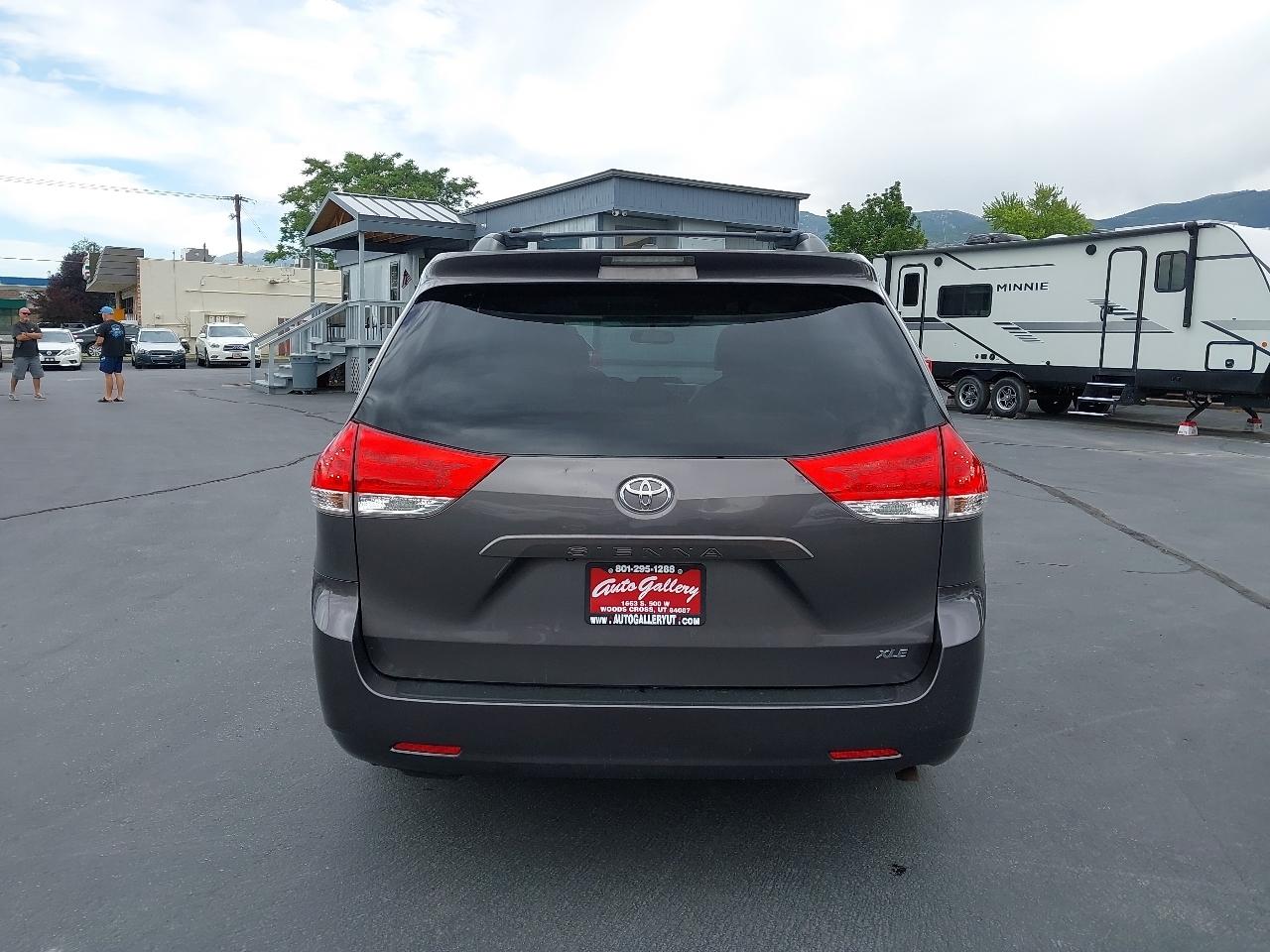 Toyota Sienna 5dr 7-Pass Van V6 XLE AAS FWD (Natl) 2013